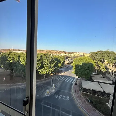 Centre 2br - Opposite Bus Terminal * Victoria